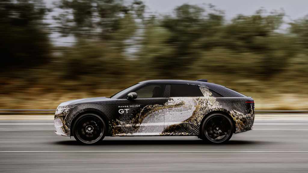 走行するRANGE ROVER GTのサイドプロフィール