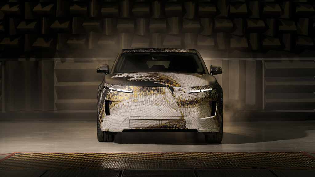 カモフラージュされたRANGE ROVER GTのフロントビュー