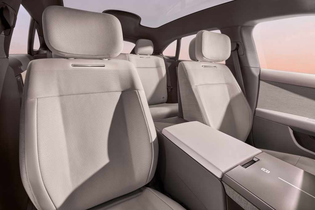 RANGE ROVER GTの前席と後席を見渡す内装