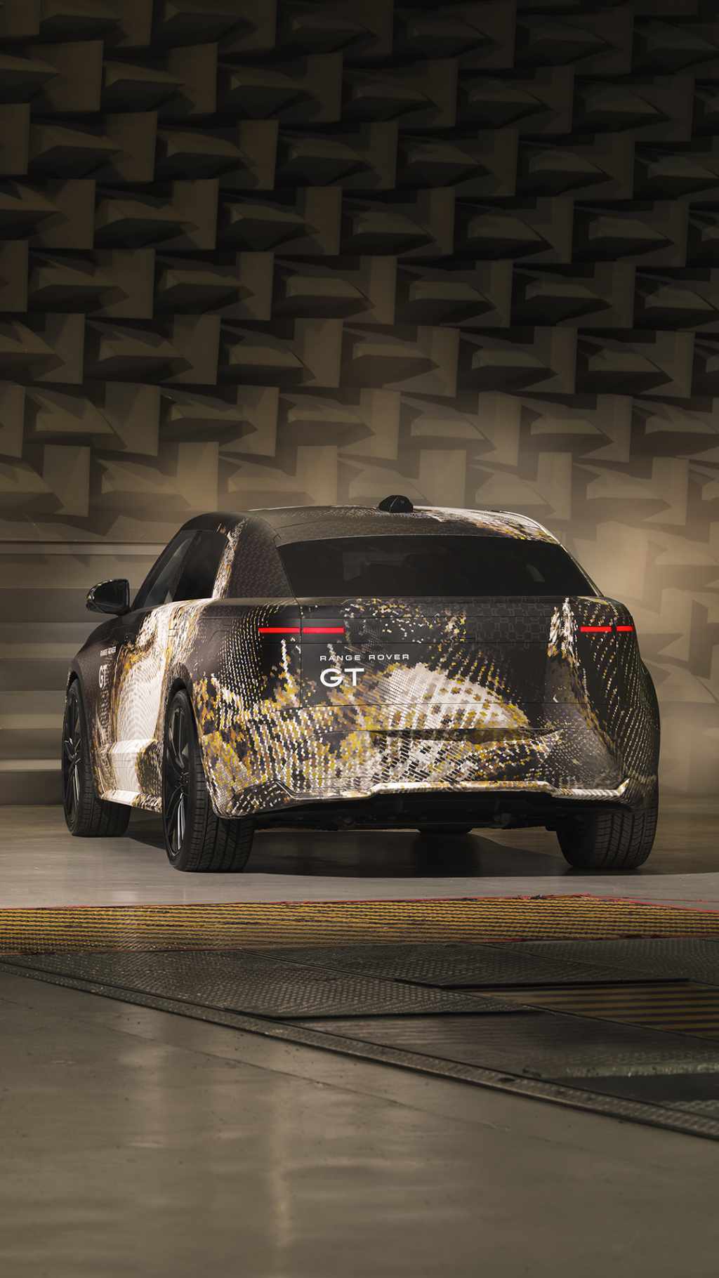 カモフラージュされたRANGE ROVER GTのリアビュー